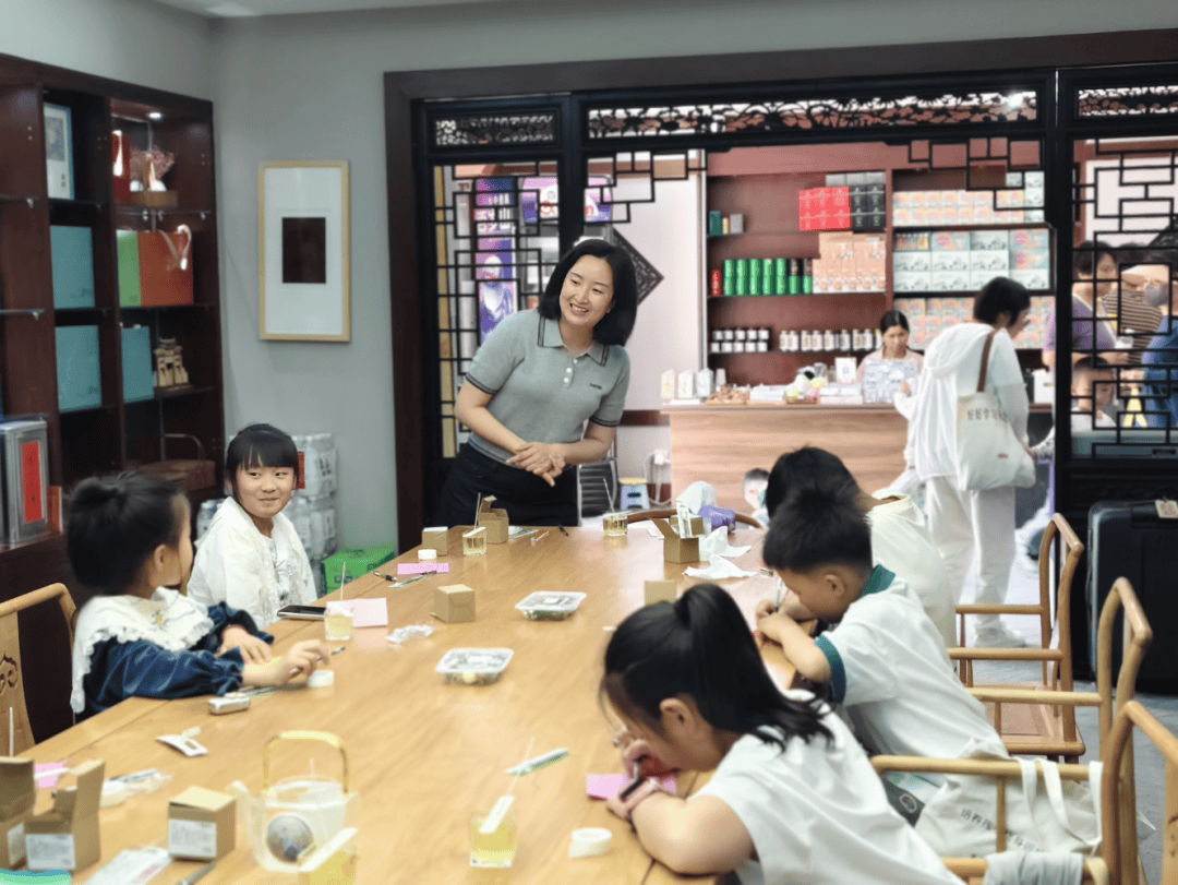 办“以香传情·手作感恩”母亲节主题社教活动pg电子中国以传统工艺致敬母爱——中徽博举(图2)